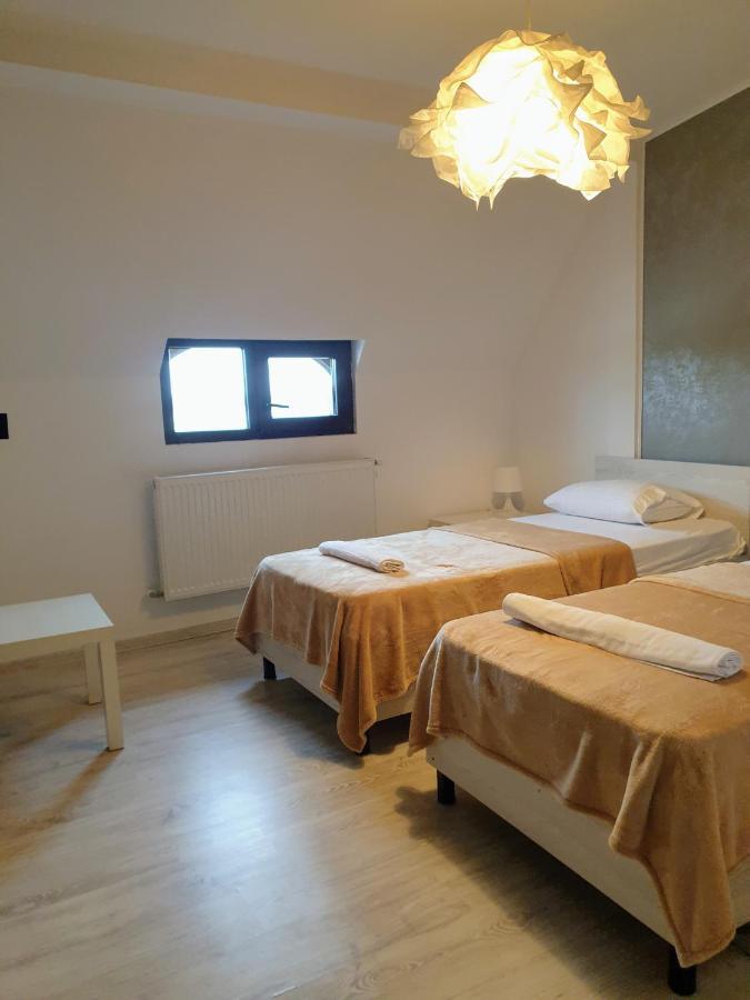 Hotel Queen Bucarest Esterno foto