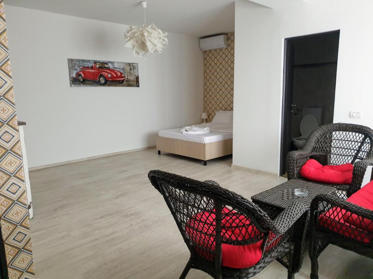 Hotel Queen Bucarest Esterno foto