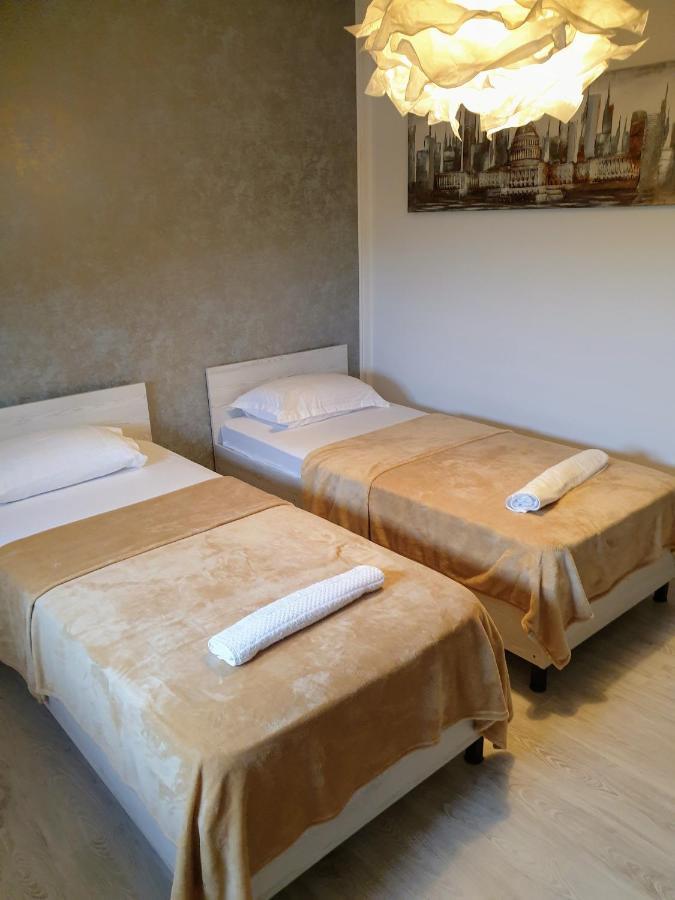 Hotel Queen Bucarest Esterno foto