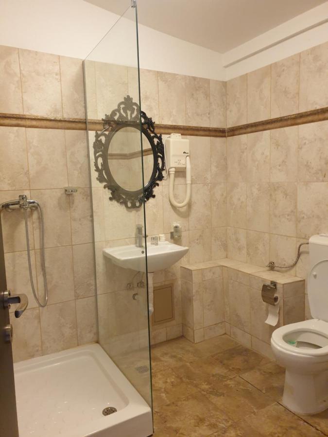 Hotel Queen Bucarest Esterno foto