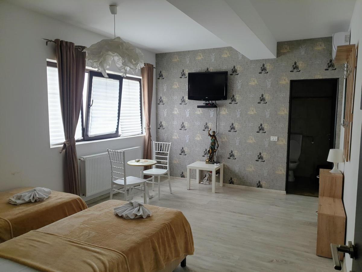 Hotel Queen Bucarest Esterno foto