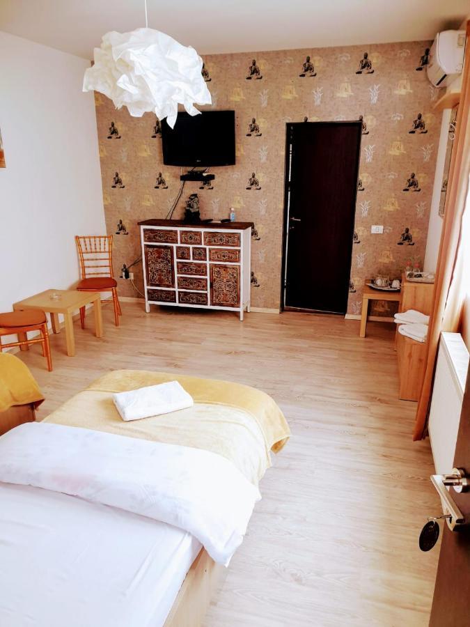 Hotel Queen Bucarest Esterno foto